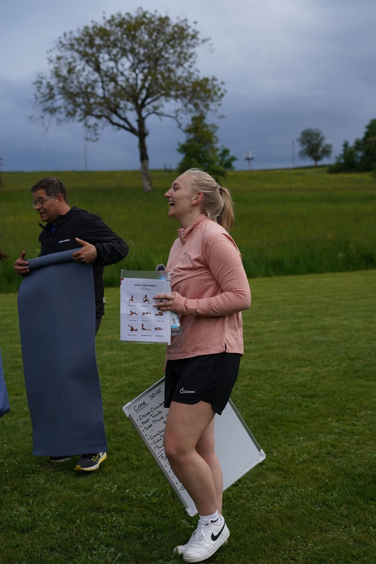 Nati lachend im Gespräch mit einem Teilnehmer.