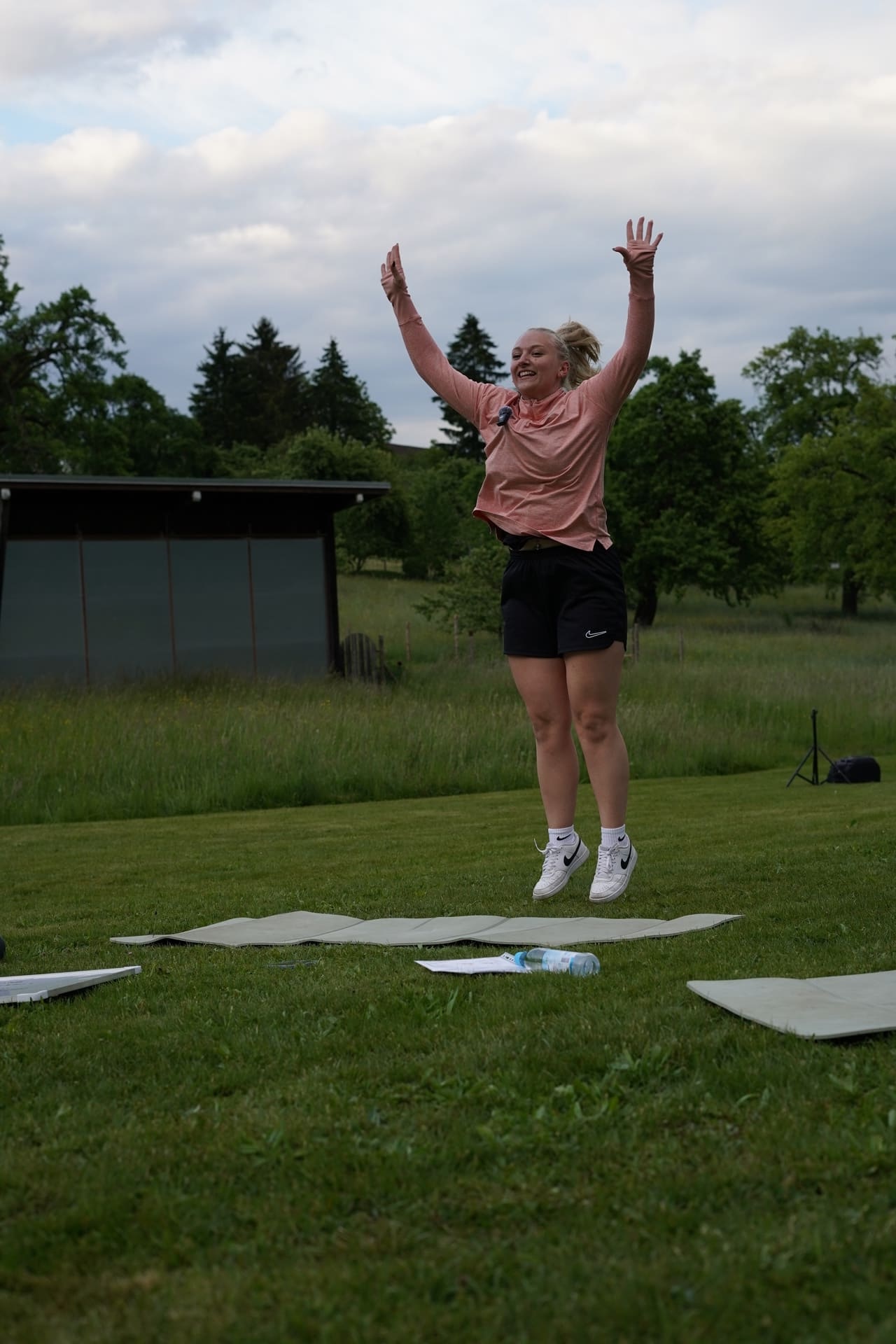 Nati lachend im Gespräch mit einem Teilnehmer.